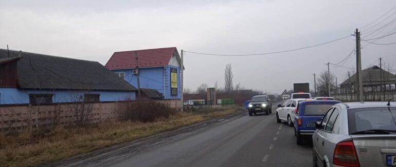 На вулиці Пряшівській у Мукачеві ремонтують автошлях: на дорозі кілометрові затори