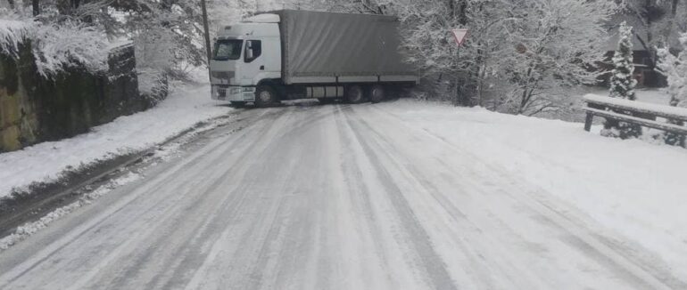 В одному із Закарпатських сіл перекрито рух: вантажівку розвернуло посеред дороги