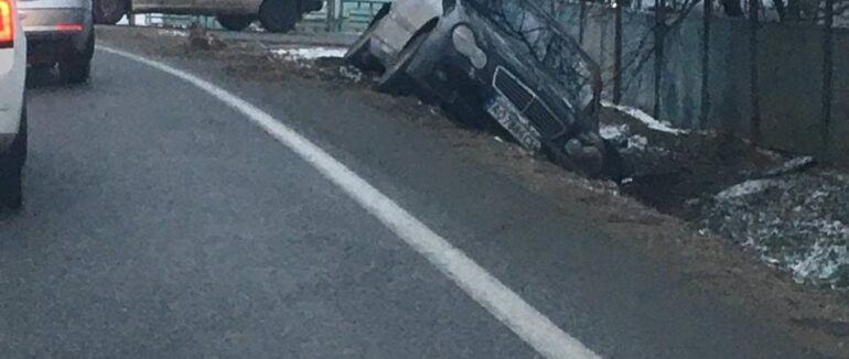 У Берегівському районі автомобіль опинився у кюветі