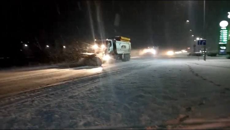 Снігопад на Закарпатті: на дорогах в посиленому режимі працюють 39 одиниць дорожньої техніки