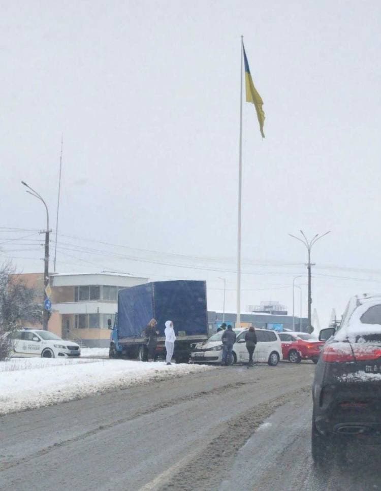 У Мукачеві трапилася ДТП: вантажівка зіштовхнулася з легковиком