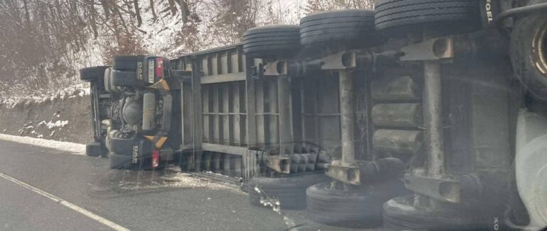 В Мукачівському районі на дорозі перекинулася фура