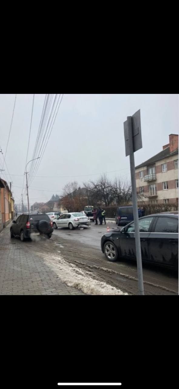 В Мукачеві неподалік центру сталася ДТП: зіштовхнулися три іномарки