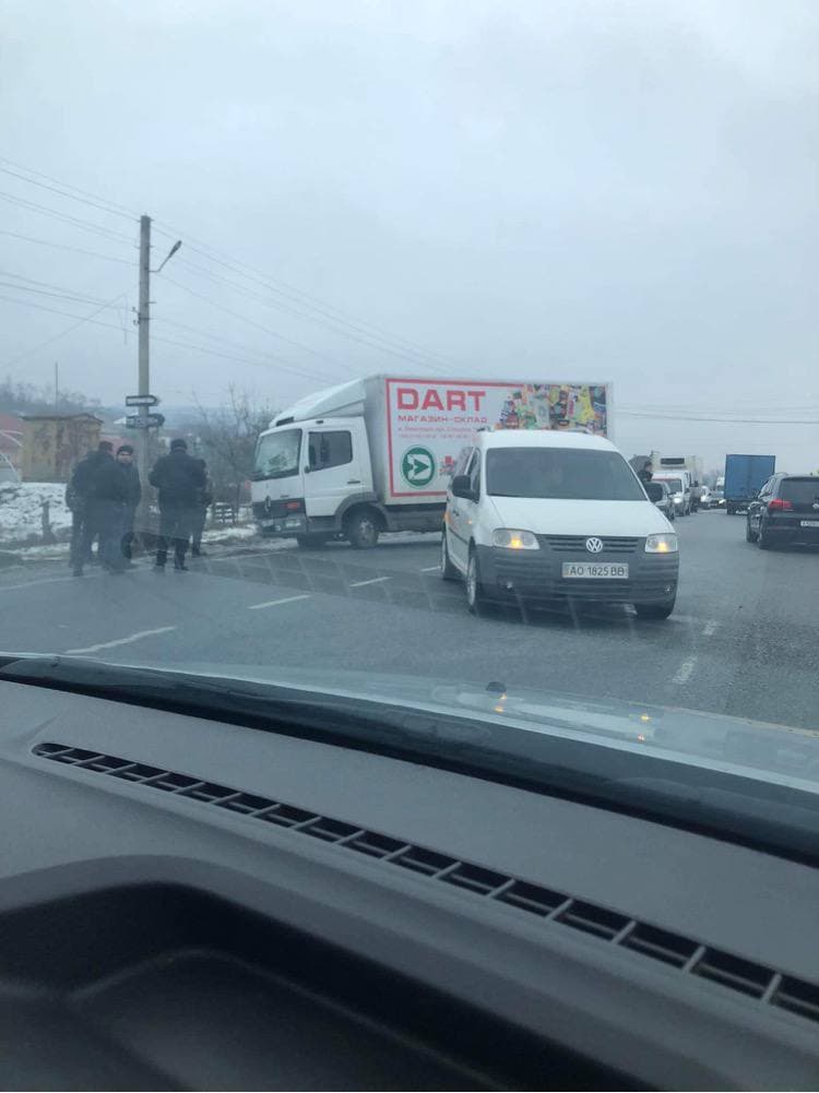 В Берегівському районі: вантажівка зіштовхнулася з легковиком