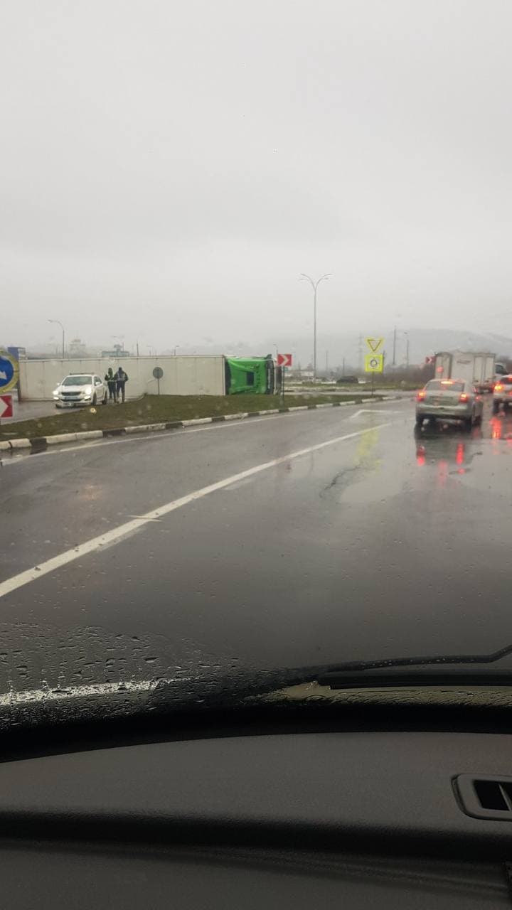 У Мукачеві трапилася автопригода: фура перевернулася на кільці