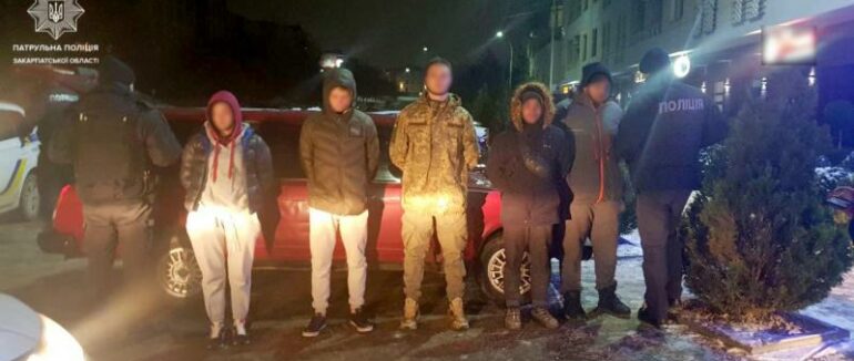 Ужгородські рекетири: патрульні затримали чотирьох чоловіків із жінкою