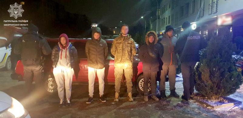 Ужгородські рекетири: патрульні затримали чотирьох чоловіків із жінкою