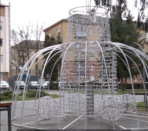 Вертеп, святкова арка та полярні ведмеді: Мукачево прикрашають до зимових свят