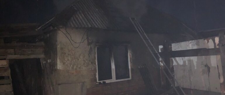 Нічна пожежа у Мукачеві: у будинку перебували троє дорослих та шестеро дітей