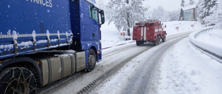На Закарпатті на перевалі рятувальники буксирували вантажний автомобіль, який застря