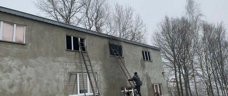 У Тячівському району гасили пожежу в житловому будинку