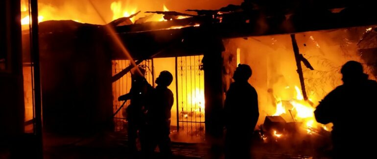 Вечірня пожежа у Мукачівському районі: вогнем знищено будівлю