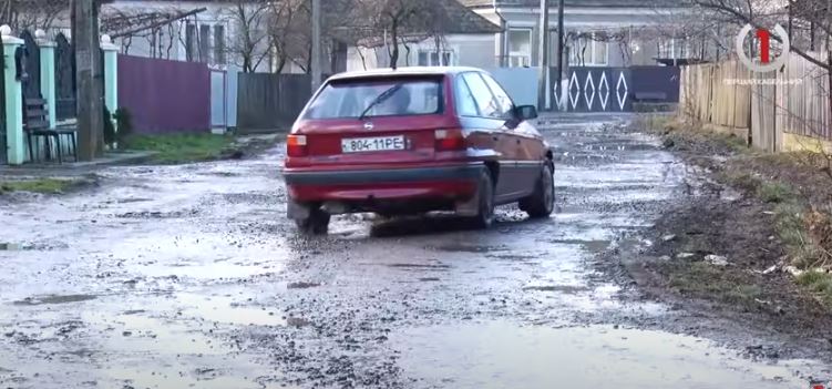 Місцевий “головний біль”: бездоріжжя села Червеньово (ВІДЕО)