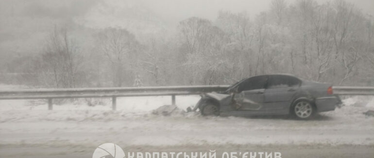 У Карпатах через погодні умови автомобіль влетів у відбійник