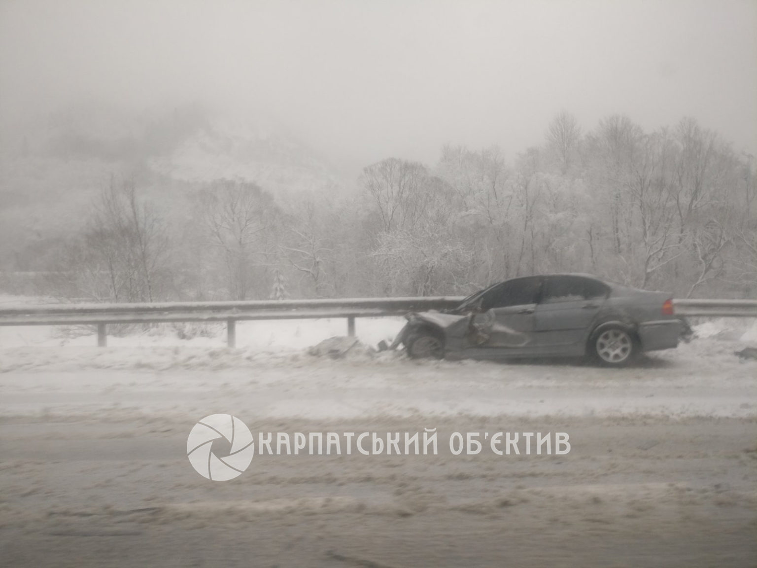 У Карпатах через погодні умови автомобіль влетів у відбійник