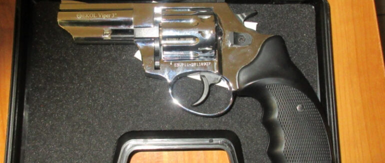 У ПП «Чоп – Захонь» у пасажира автобуса виявили зброю