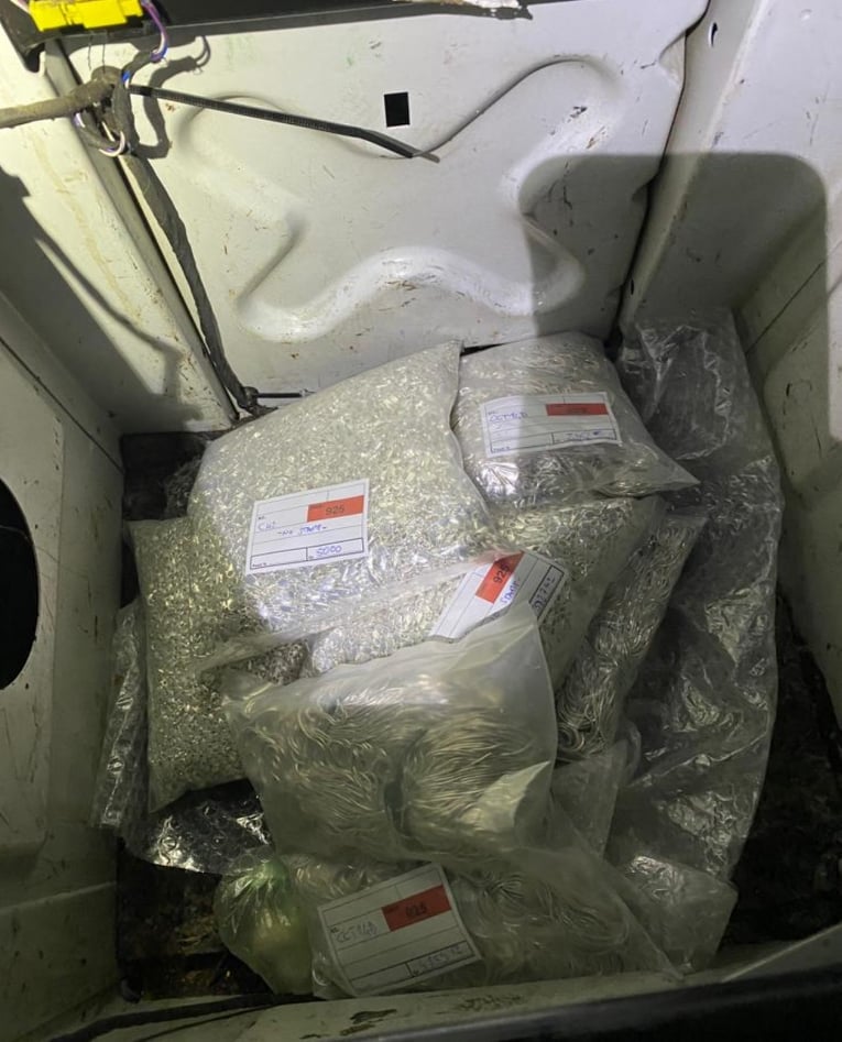 На закарпатському кордоні у мікроавтобусі знайшли схованку з майже 20 кг ювелірних виробів