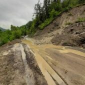 На Рахівщині зсунувся ґрунт на проїзну дорогу