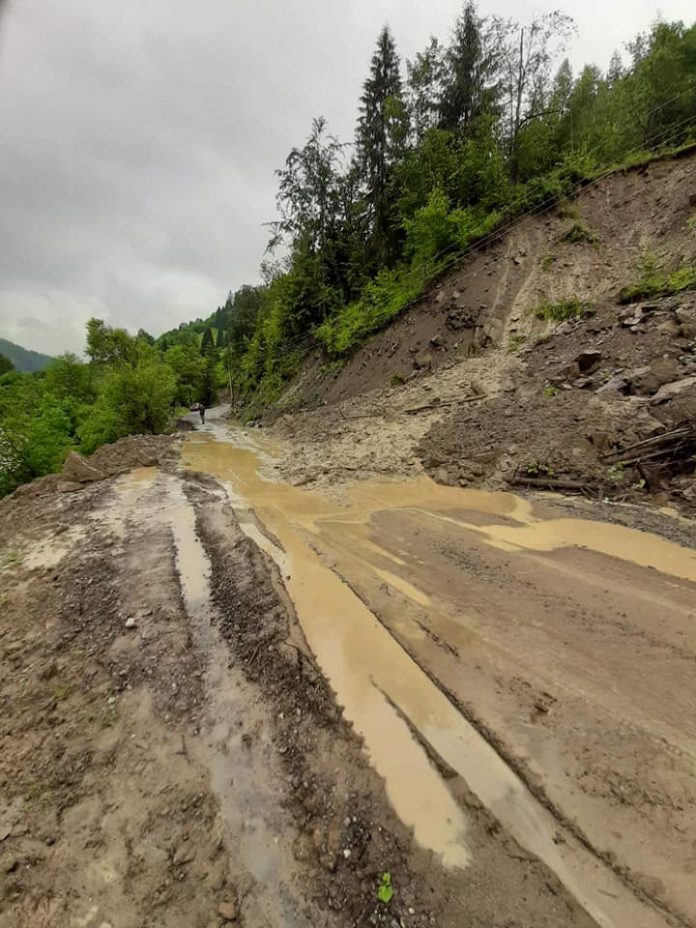 На Рахівщині зсунувся ґрунт на проїзну дорогу
