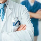 Чоловік кілька днів страждав через шум у вусі: лікар шокував знахідкою