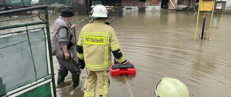 “Було дуже страшно особливо за дітей”: потужна повінь накрила Закарпаття серед ночі