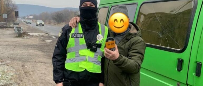 Застряг посеред дороги: в Ужгороді патрульні допомогли водієві