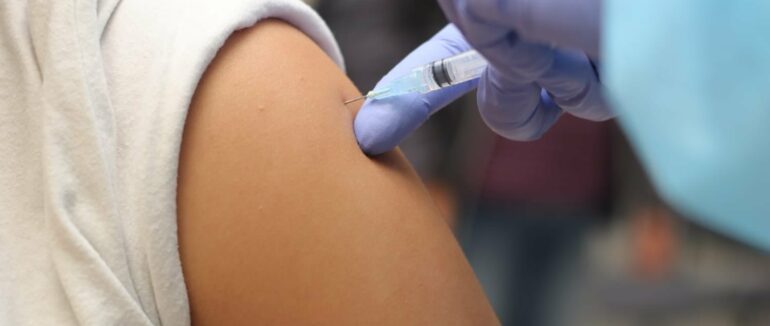 Закарпатські медики вакцинуються бустерною дозою