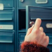 У Києві працівниця пошти накрала марок на 800 тисяч гривень