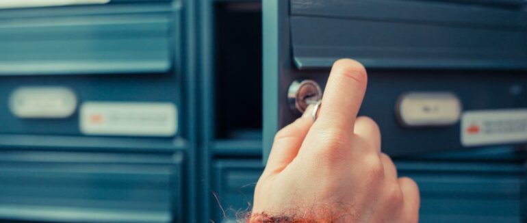 У Києві працівниця пошти накрала марок на 800 тисяч гривень