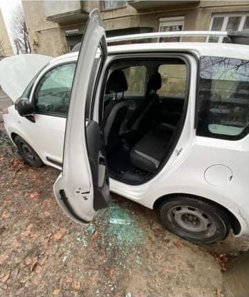 Поки всі святкували: у Мукачеві в одному з мікрорайону з автівки викрали документи та подарунки