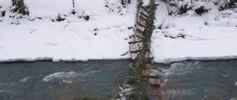 На Закарпатті упав підвісний міст разом із дитиною: момент зафіксували камери