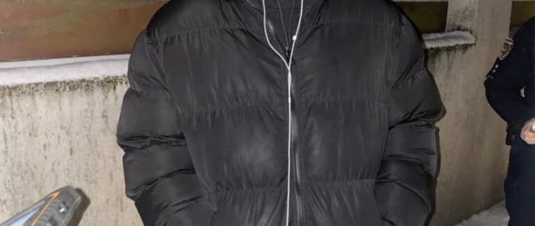 Вночі в Ужгороді затримали чоловіка з наркотиками та з готівкою 6000 гривень