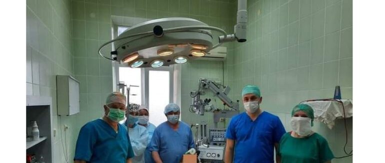 На Закарпатті медики врятували руку юнаку, яку розчавило дерево