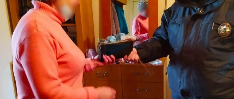 У Берегові до поліції прийшла жінка зі знайденим на вулиці гаманцем