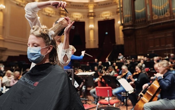 У Нідерландах театри “стали” перукарнями