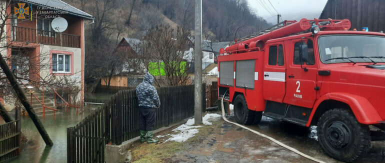 На Закарпатті відбулася повінь: рятувальники ліквідовують наслідки