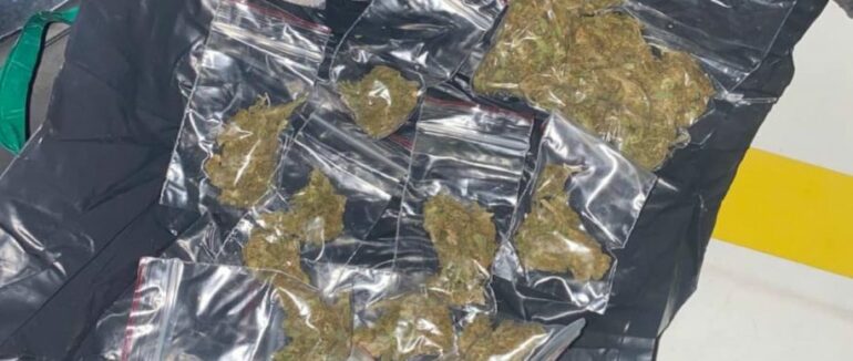 В Ужгороді у перехожого чоловіка виявили 12 згортків з наркотиками