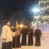 Сповіщення про народження Христа: в Ужгороді семінаристи колядками зібрали навколо себе купу людей