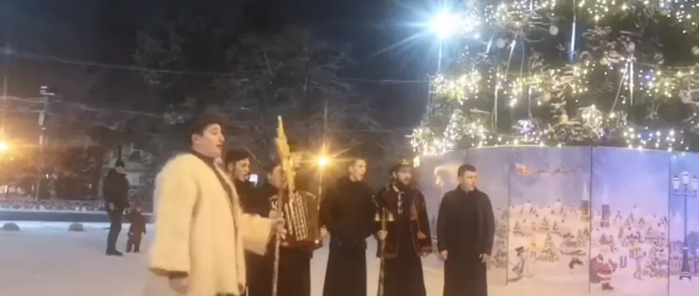 Сповіщення про народження Христа: в Ужгороді семінаристи колядками зібрали навколо себе купу людей