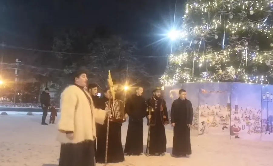Сповіщення про народження Христа: в Ужгороді семінаристи колядками зібрали навколо себе купу людей