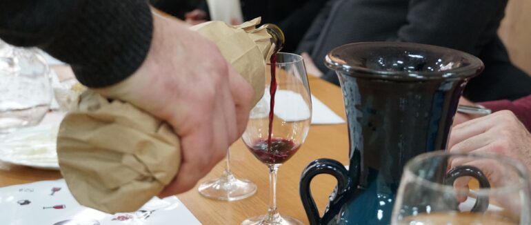 Дегустаційна комісія оцінює взірці вина учасників фестивалю «Червене вино 2022»