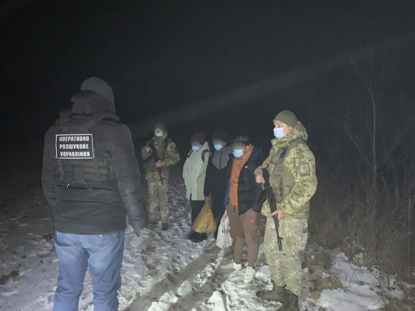 Вночі на Закарпатті поблизу кордону затримали трійку нелегалів з Непалу