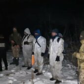 Намагались перетнути кордон: на Закарпатті затримали нелегалів у захисних медичних костюмах