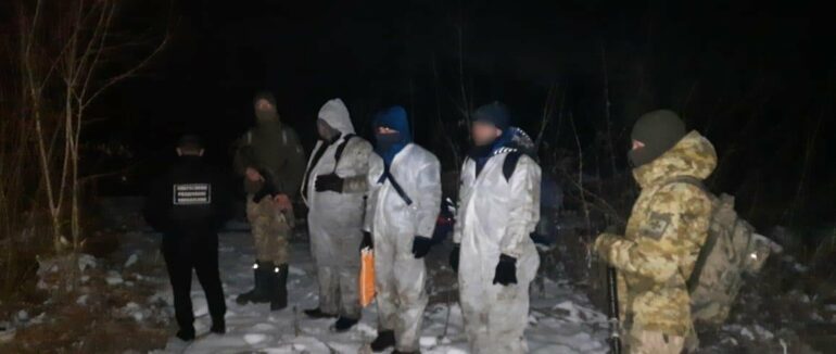 Намагались перетнути кордон: на Закарпатті затримали нелегалів у захисних медичних костюмах