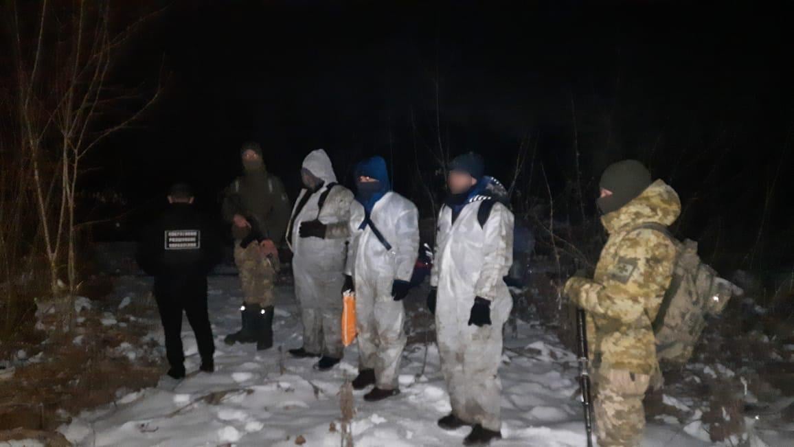 Намагались перетнути кордон: на Закарпатті затримали нелегалів у захисних медичних костюмах