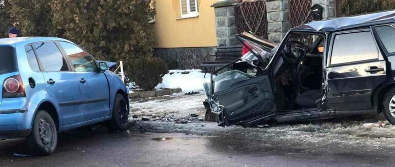 Автотроща на Мукачівщині: не розминулися два легковики