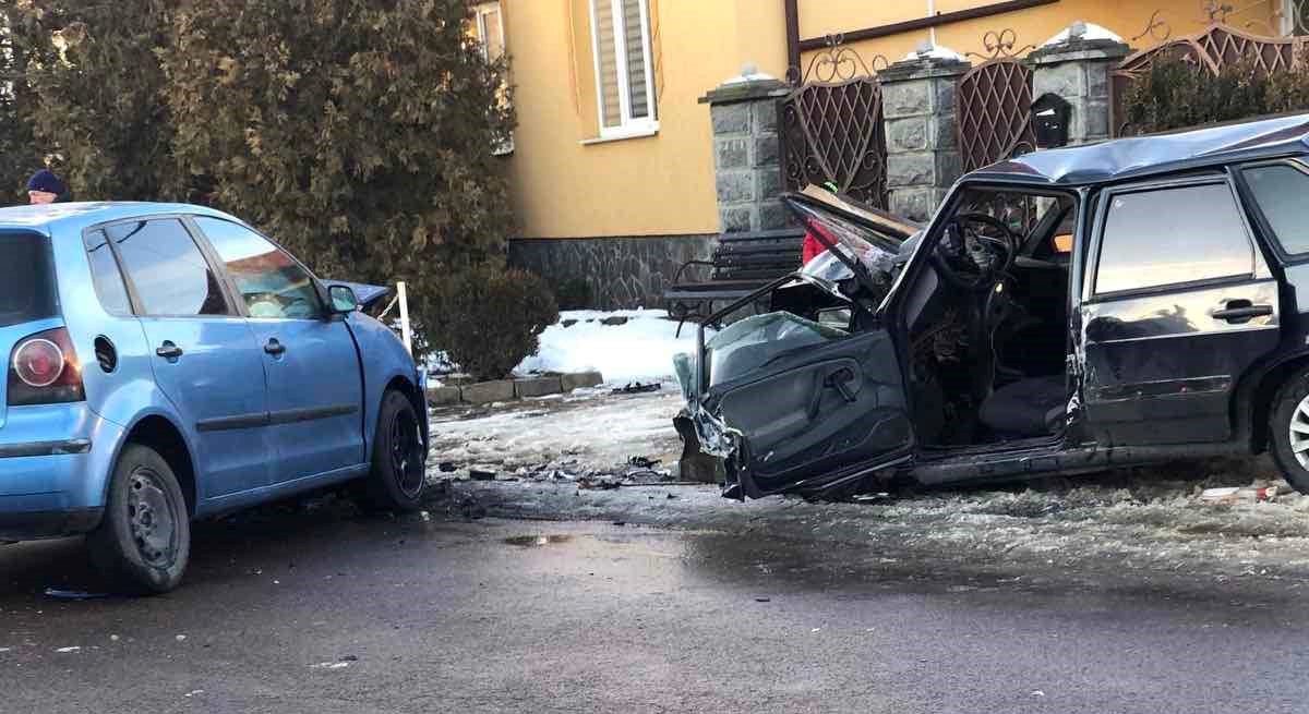 Автотроща на Мукачівщині: не розминулися два легковики