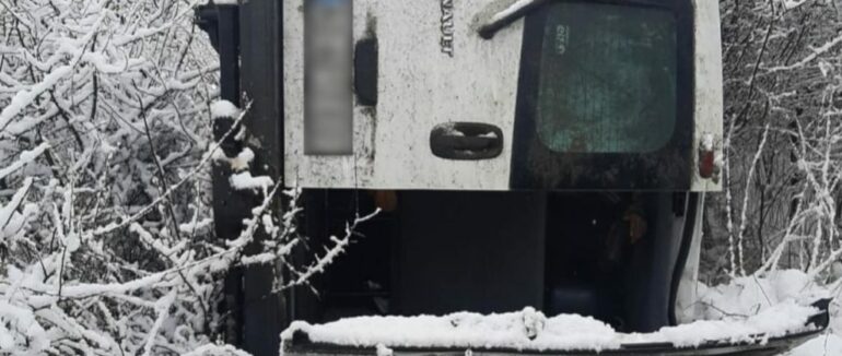 Поблизу Мукачева автомобіль з’їхав у кювет та перекинувся