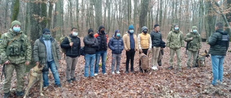 На околиці Ужгорода в лісі затримали 8 нелегалів із Непалу