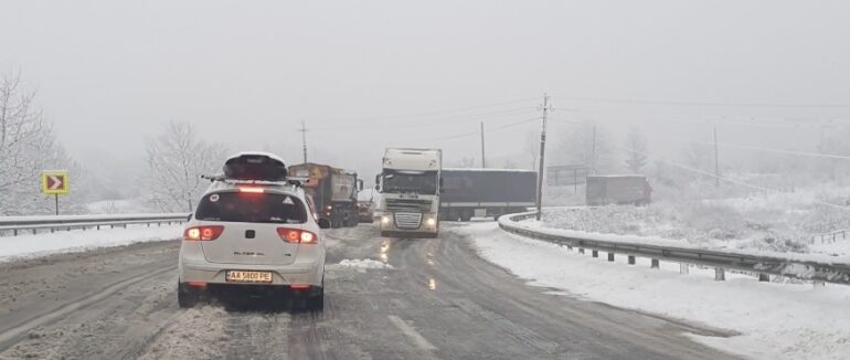 Ранкова ДТП на Закарпатті: вантажівки перекрили рух